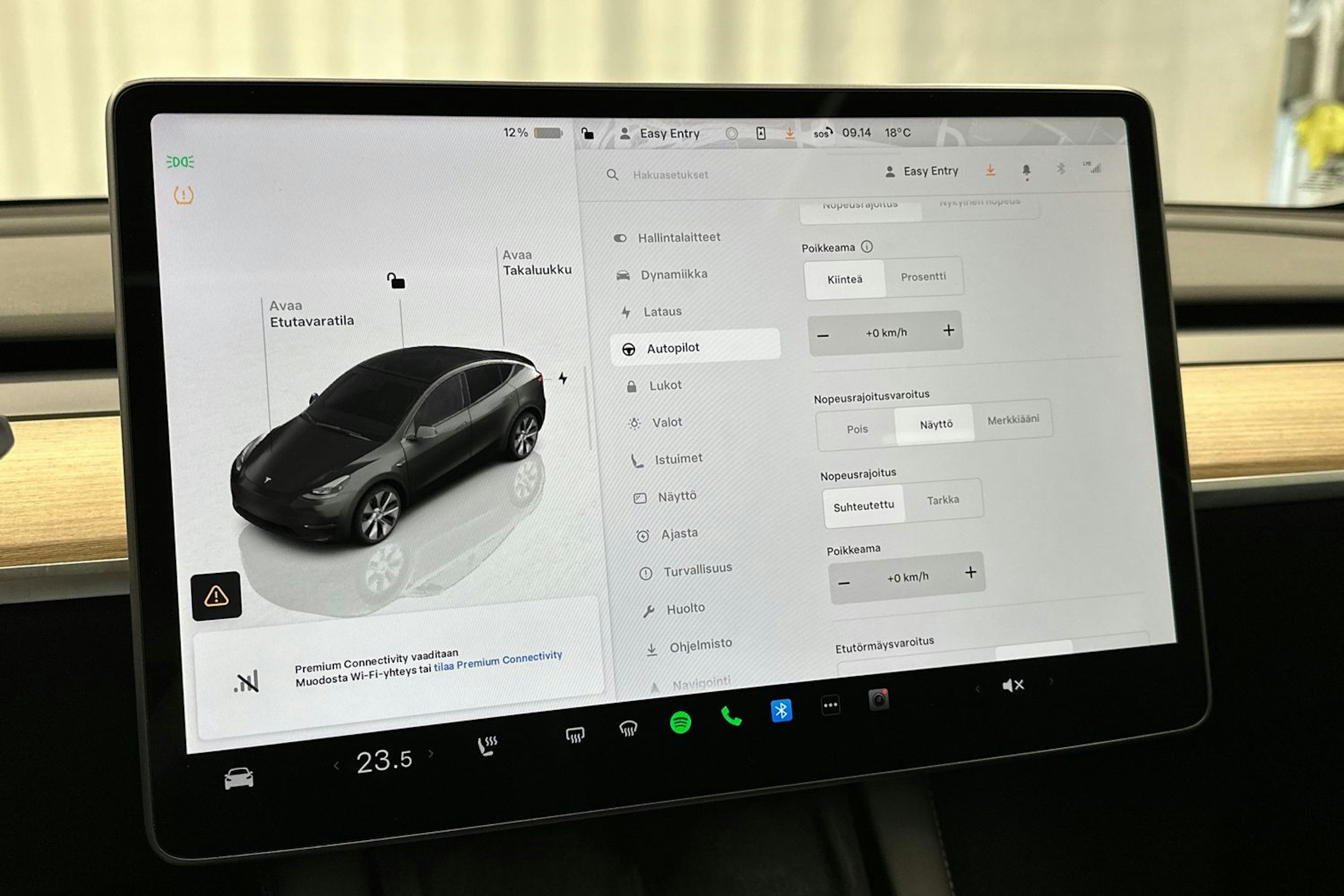 harmaa Tesla Model Y 2022 kuva 23.