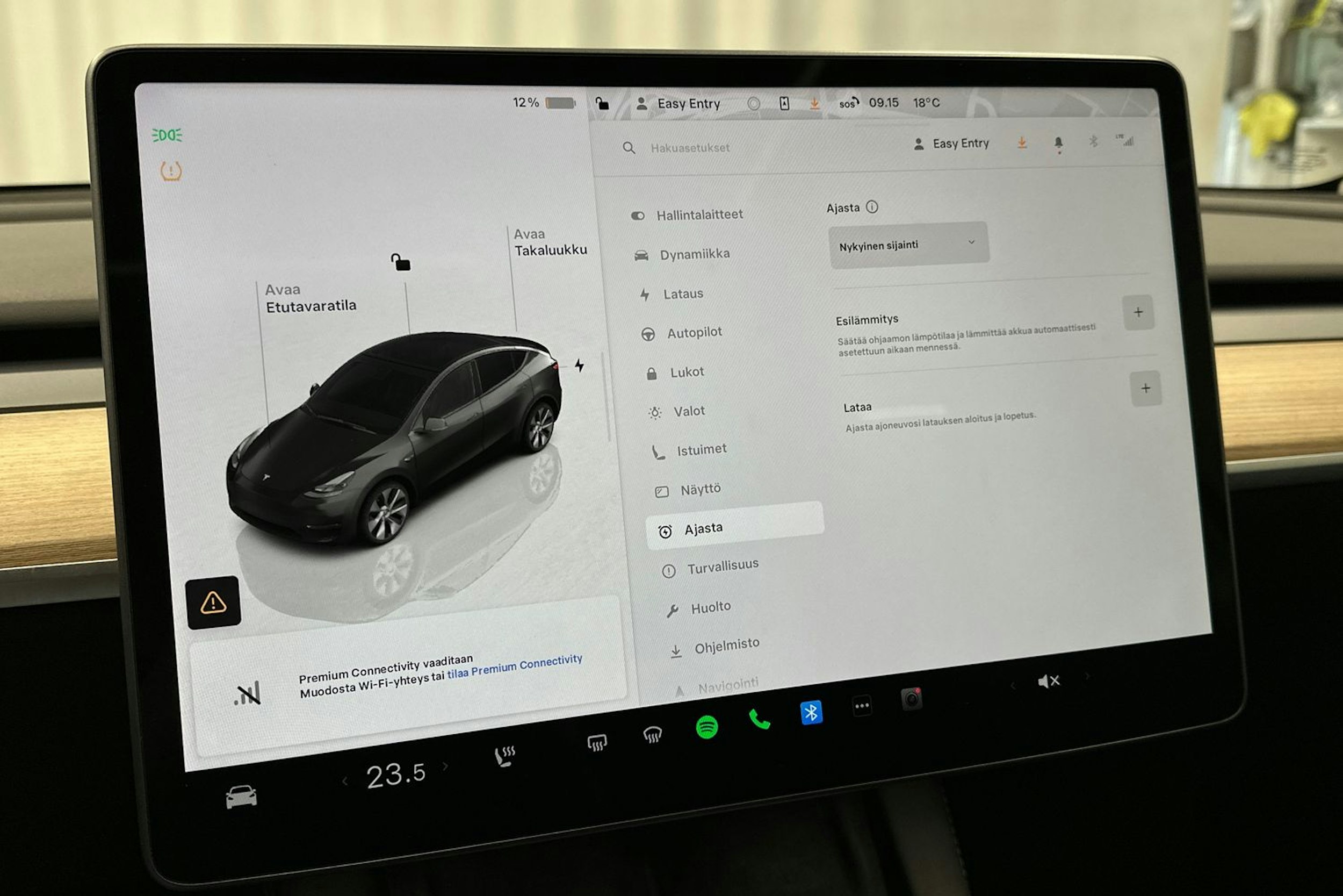 harmaa Tesla Model Y 2022 kuva 26.