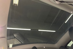 harmaa Tesla Model Y 2022 kuva 30.
