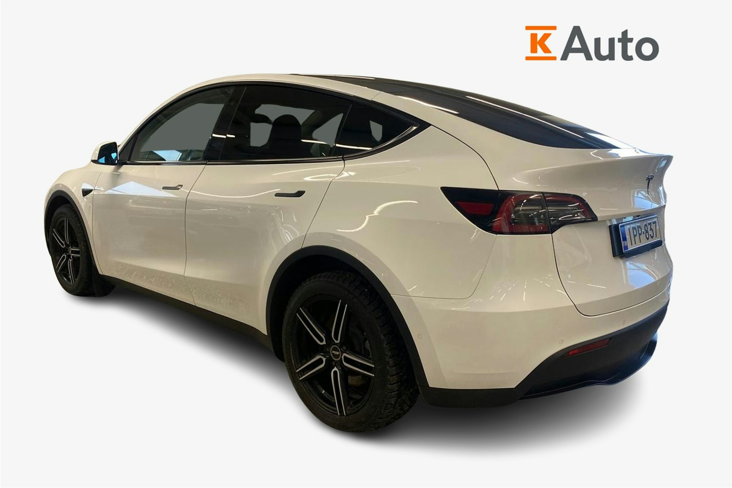 valkoinen Tesla Model Y 2022 kuva 2.