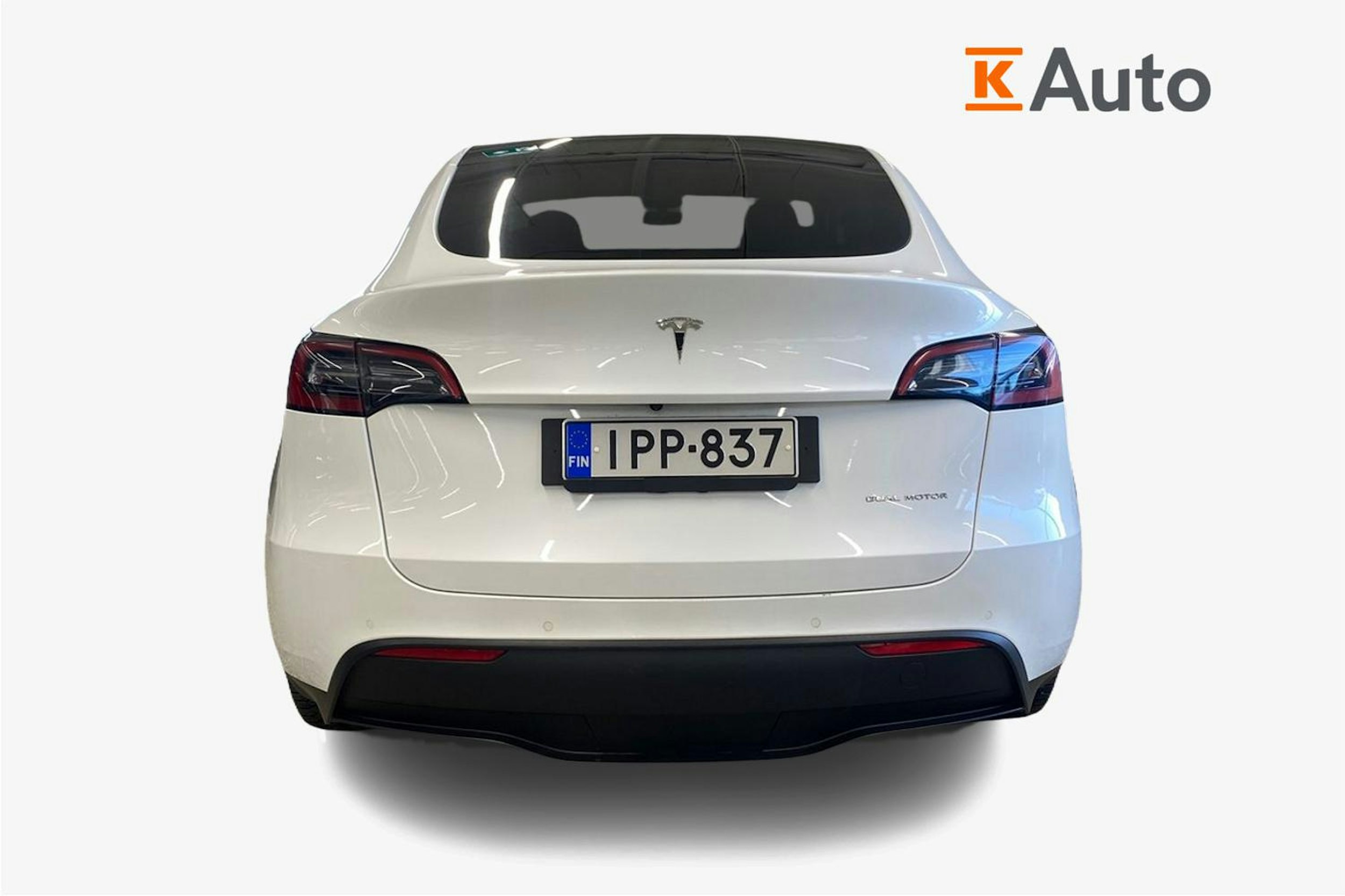 valkoinen Tesla Model Y 2022 kuva 3.