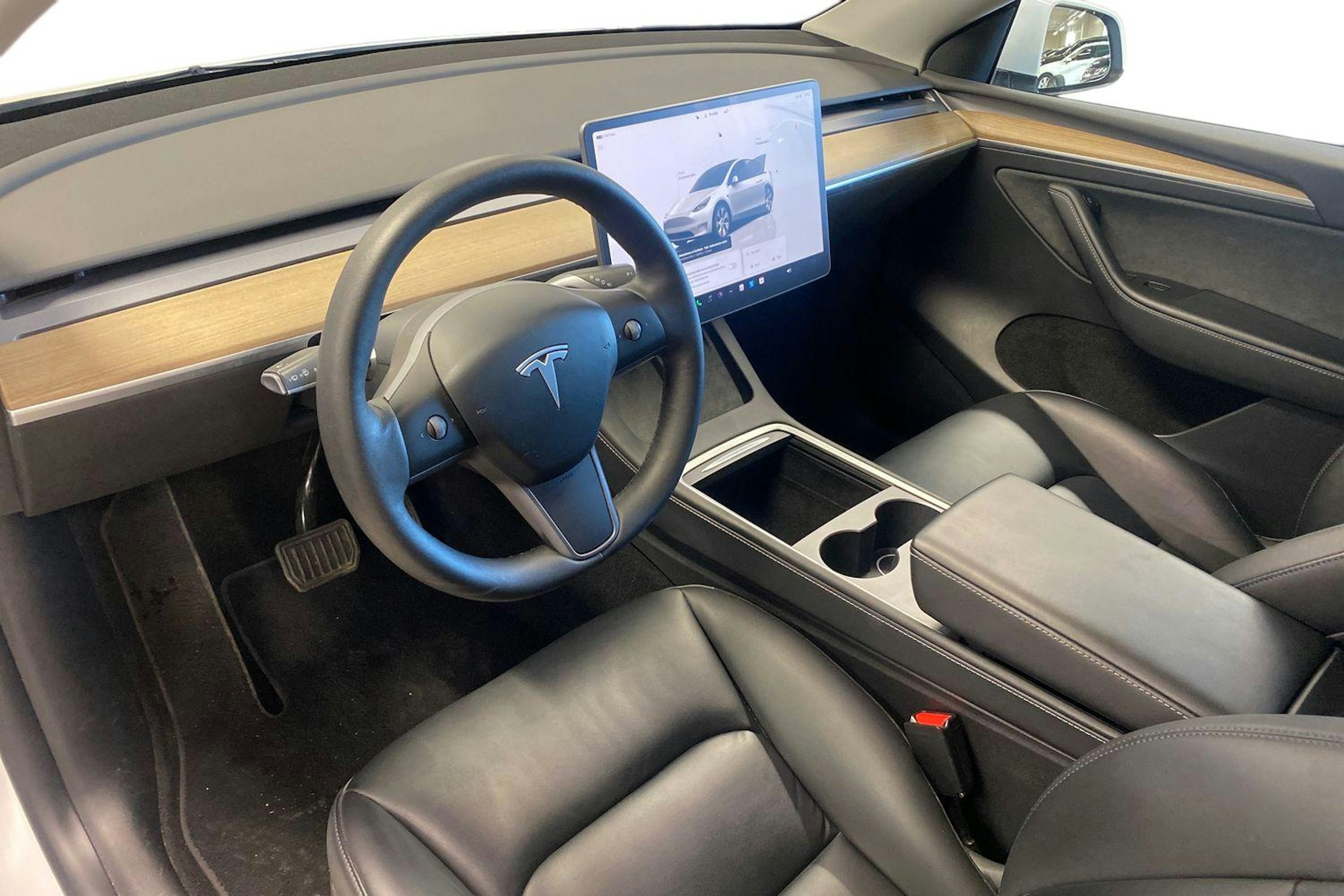 valkoinen Tesla Model Y 2022 kuva 7.
