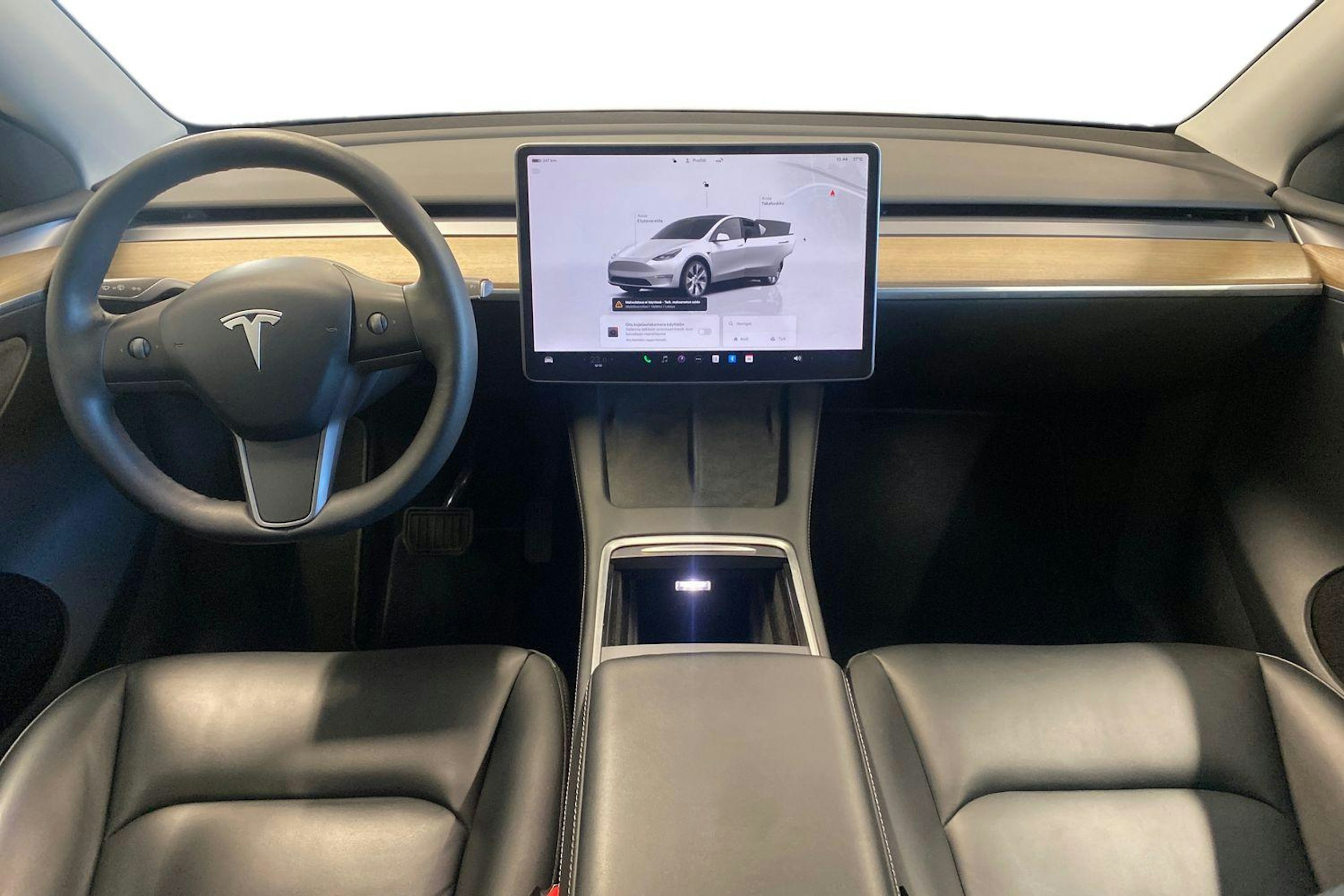 valkoinen Tesla Model Y 2022 kuva 9.