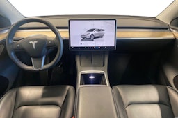 valkoinen Tesla Model Y 2022 kuva 9.