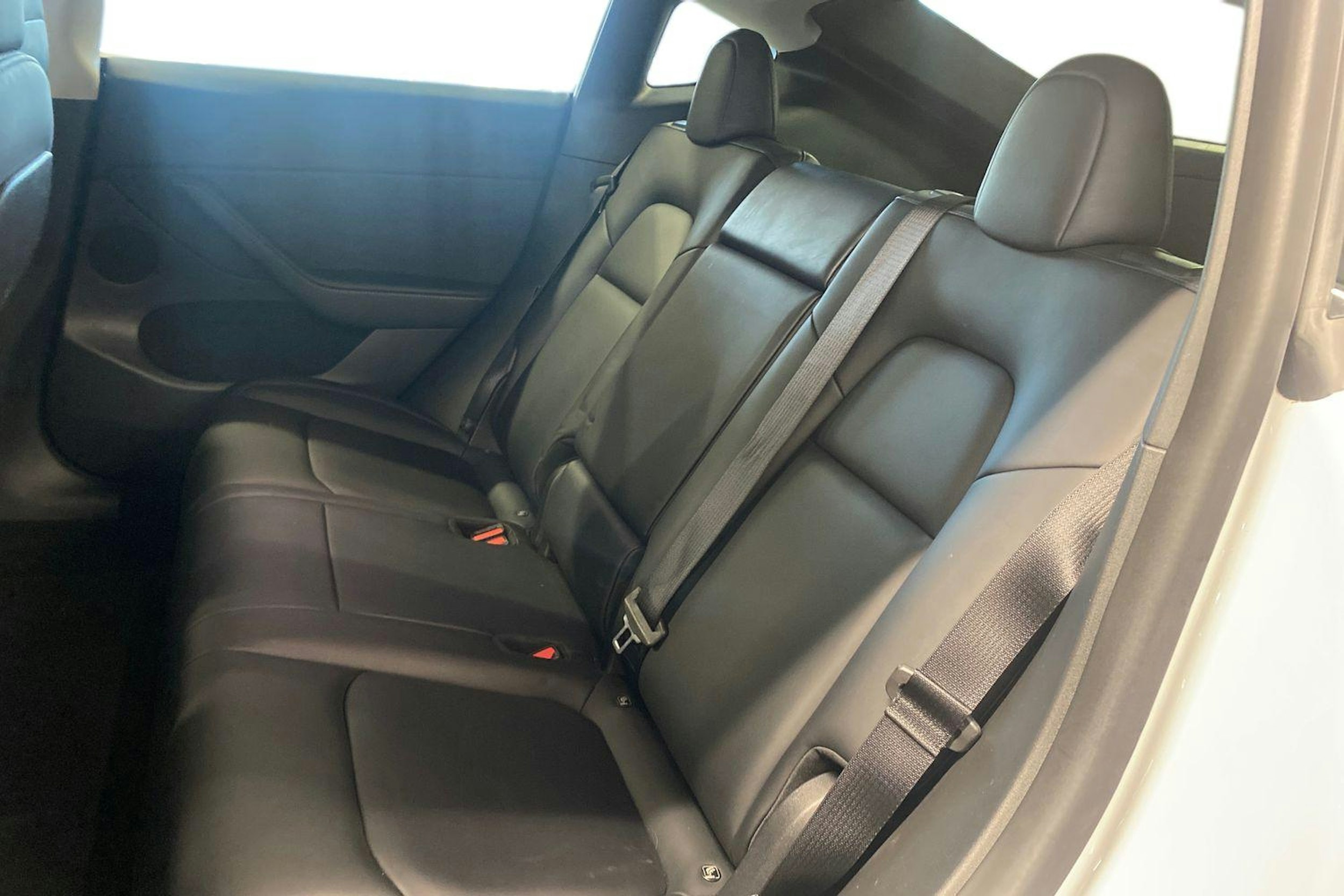 valkoinen Tesla Model Y 2022 kuva 10.