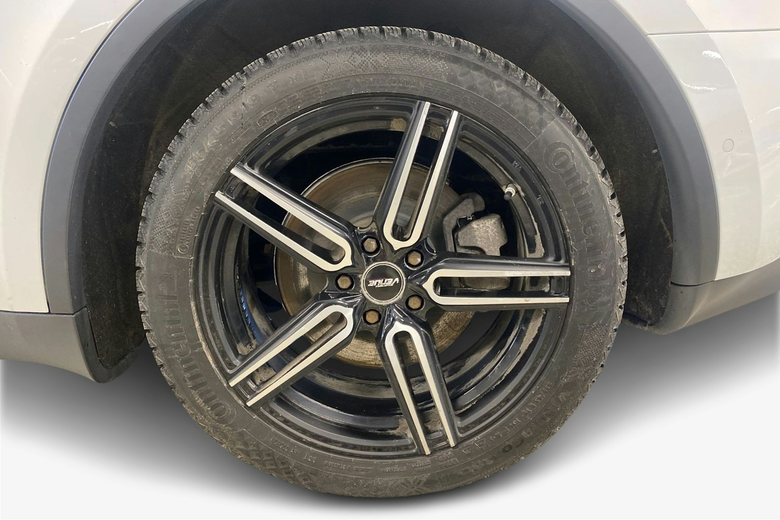 valkoinen Tesla Model Y 2022 kuva 11.