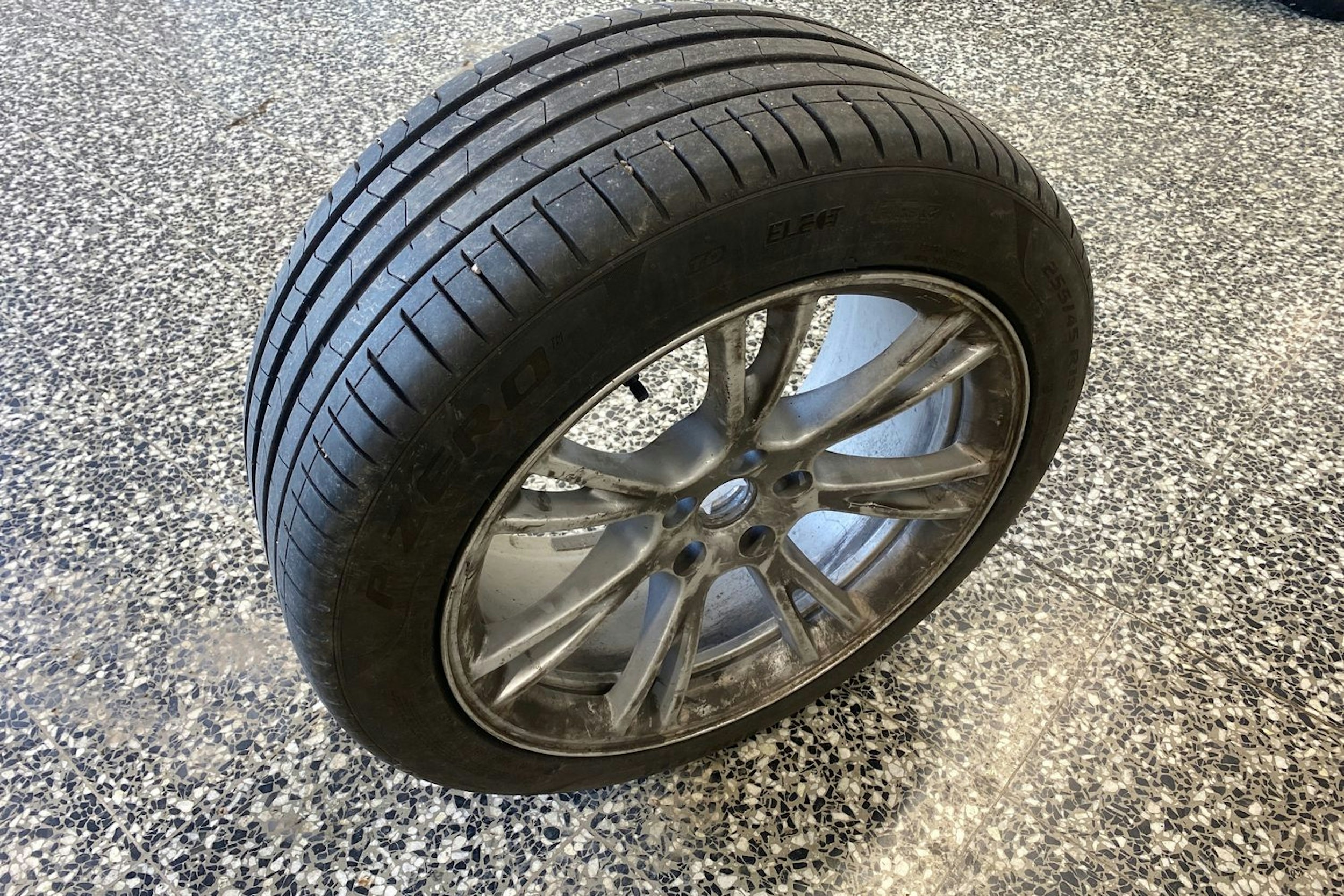 valkoinen Tesla Model Y 2022 kuva 13.