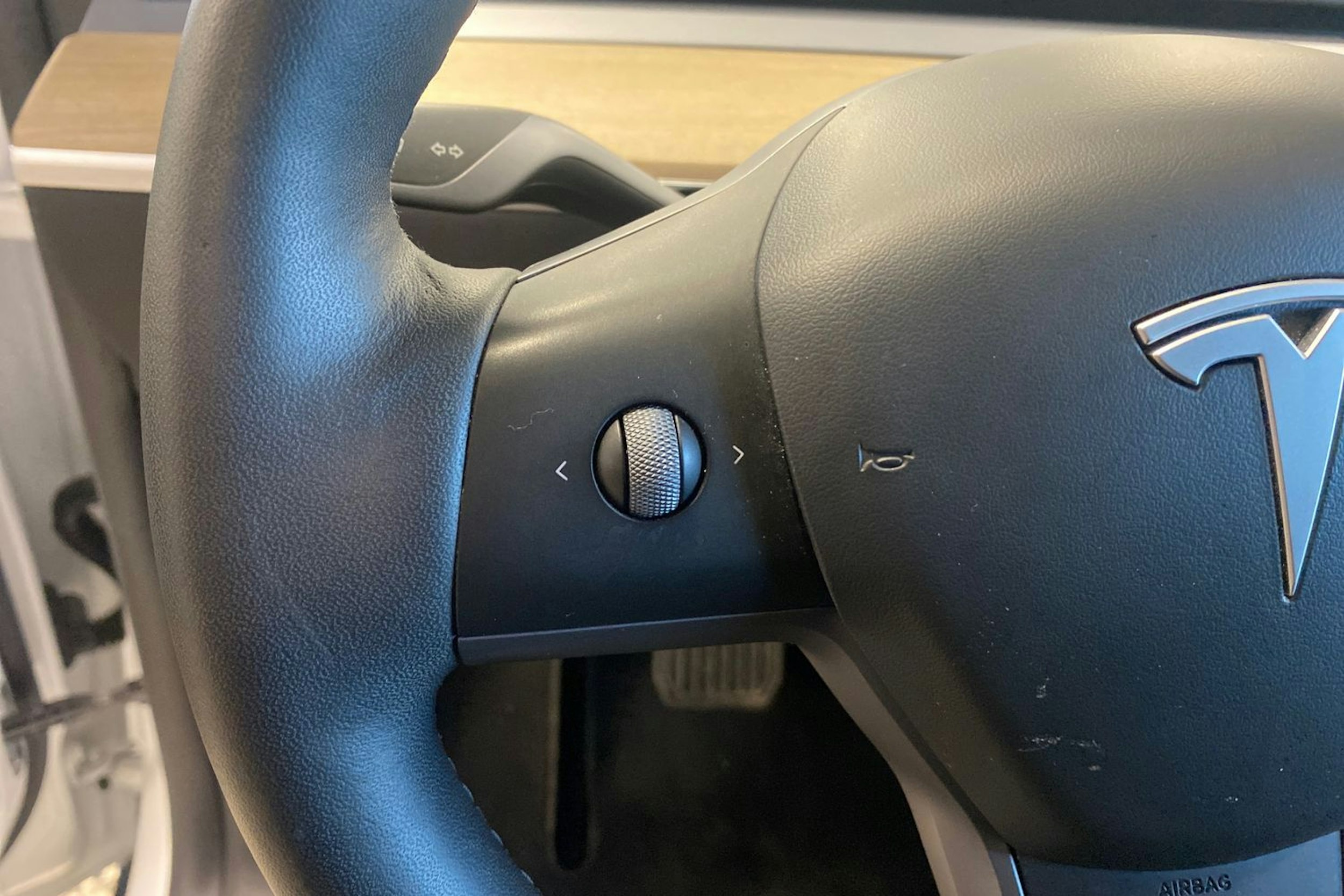 valkoinen Tesla Model Y 2022 kuva 14.