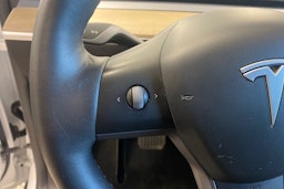 valkoinen Tesla Model Y 2022 kuva 14.