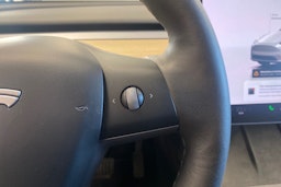 valkoinen Tesla Model Y 2022 kuva 15.