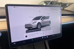 valkoinen Tesla Model Y 2022 kuva 16.