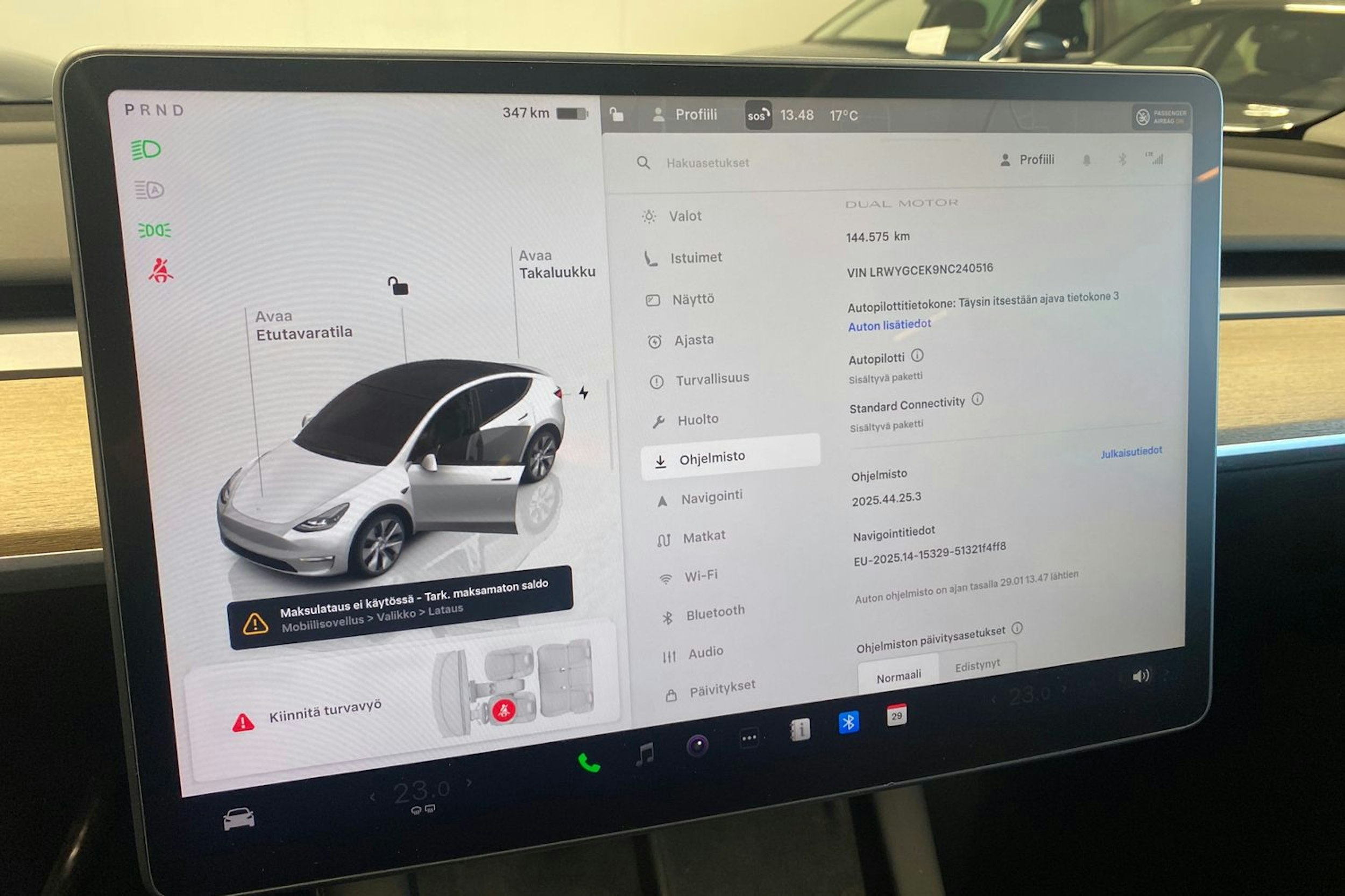 valkoinen Tesla Model Y 2022 kuva 18.