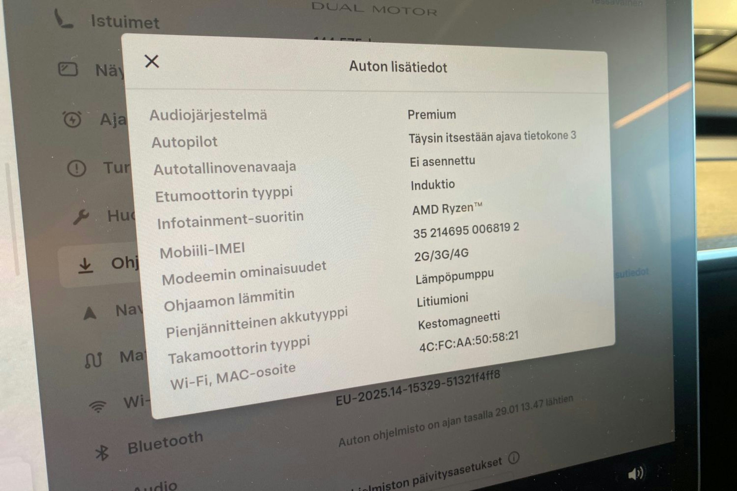 valkoinen Tesla Model Y 2022 kuva 20.