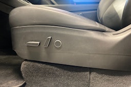 valkoinen Tesla Model Y 2022 kuva 22.