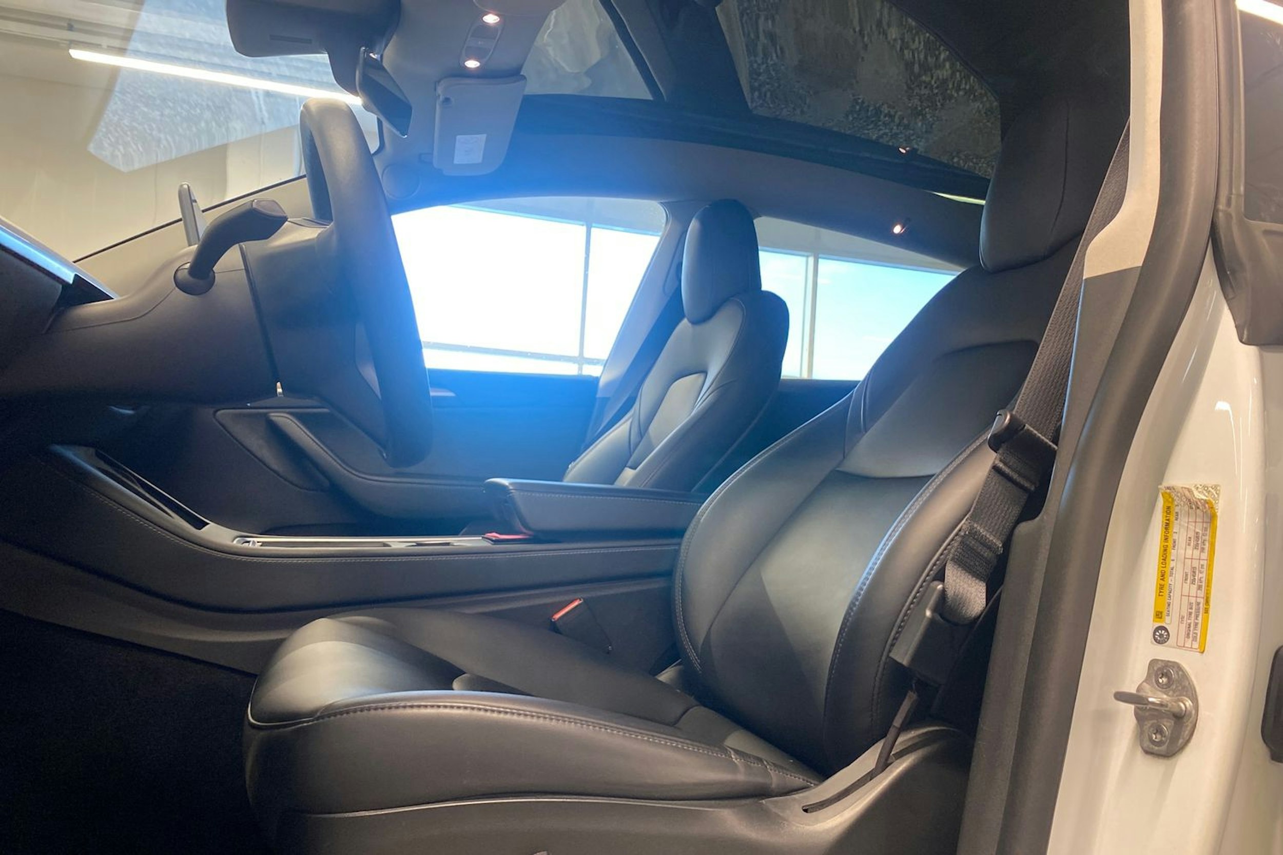 valkoinen Tesla Model Y 2022 kuva 23.