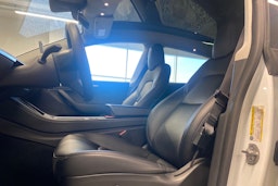 valkoinen Tesla Model Y 2022 kuva 23.