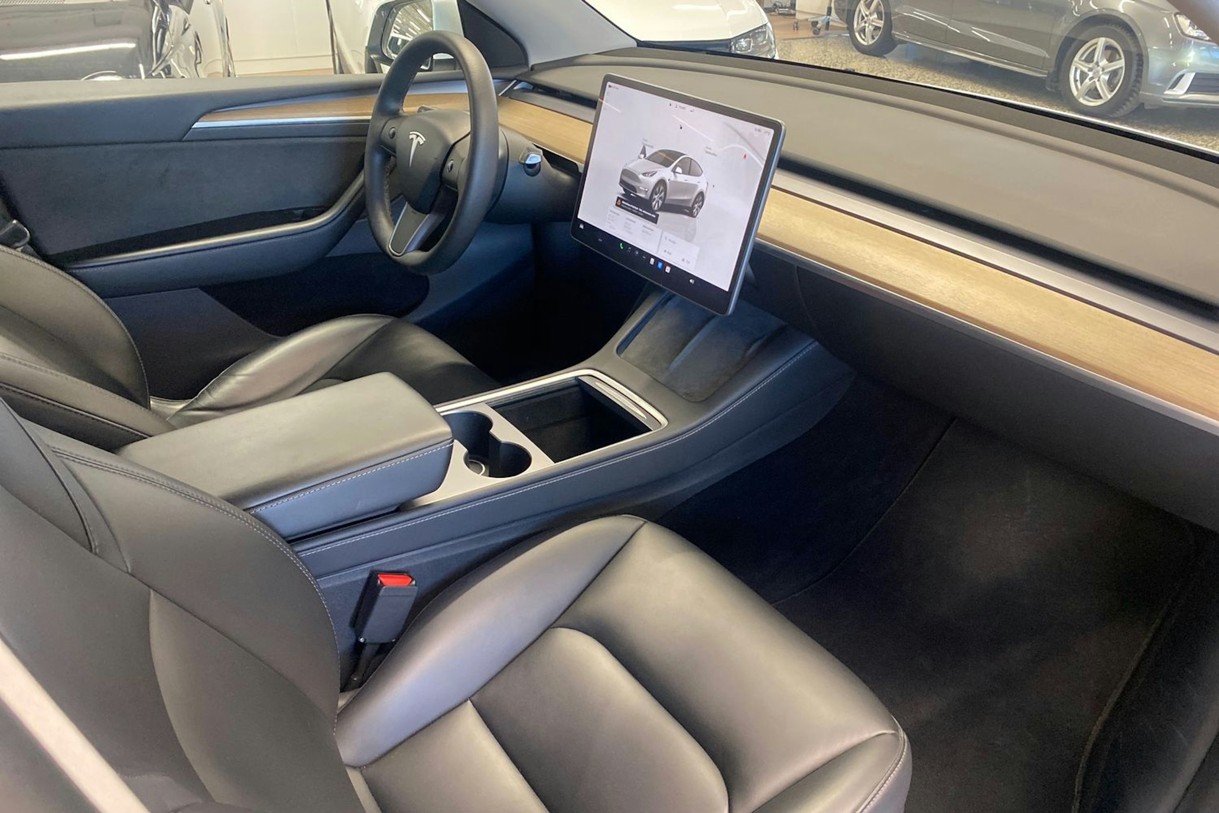 valkoinen Tesla Model Y 2022 kuva 24.