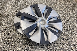 valkoinen Tesla Model Y 2022 kuva 26.