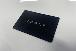 valkoinen Tesla Model Y 2022 kuva 27.