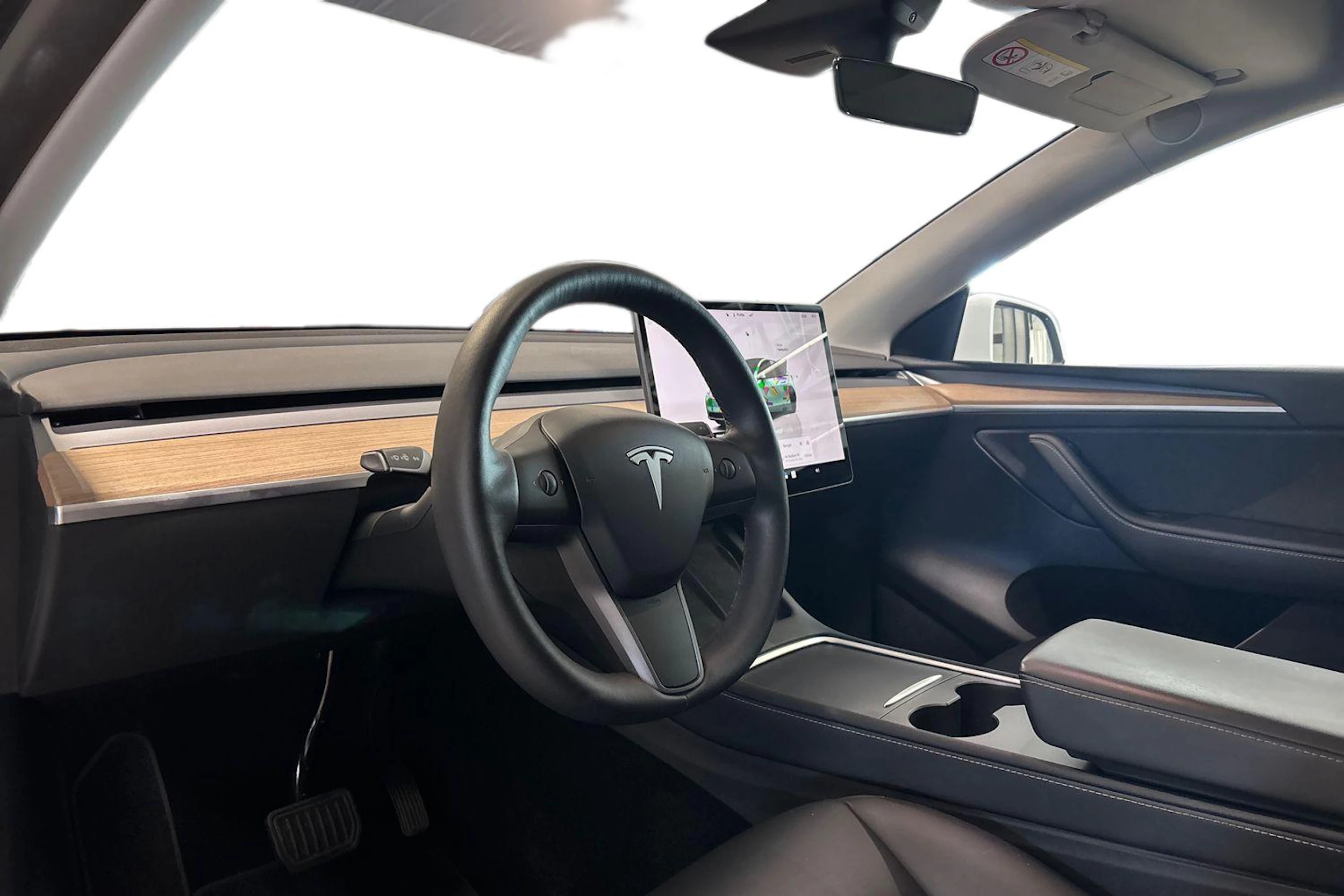 valkoinen Tesla Model Y 2022 kuva 3.