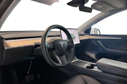 valkoinen Tesla Model Y 2022 kuva 3.