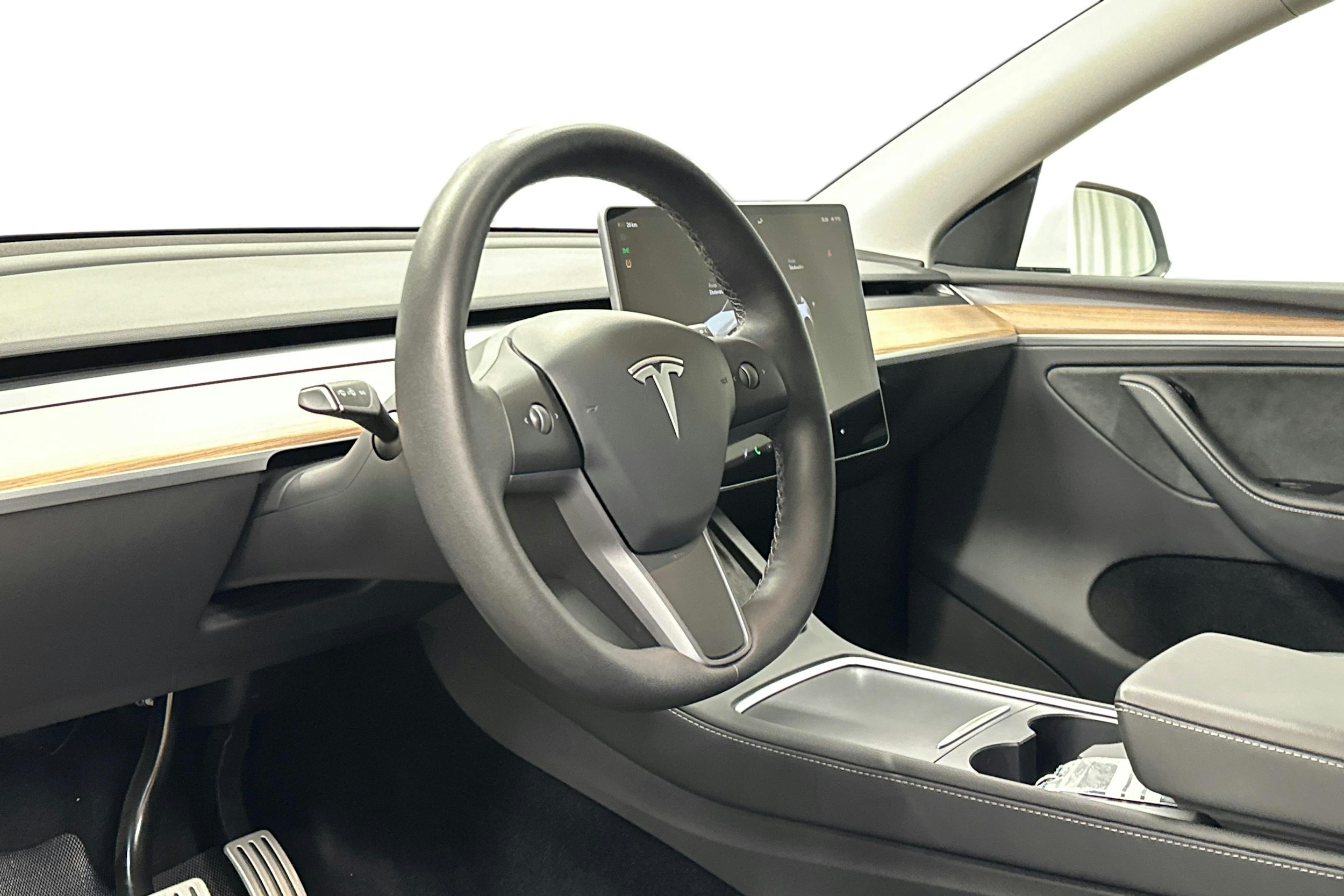 valkoinen Tesla Model Y 2022 kuva 7.