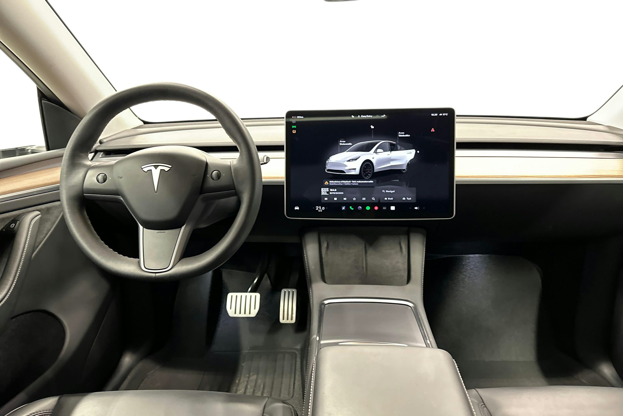 valkoinen Tesla Model Y 2022 kuva 9.