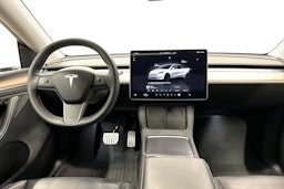 valkoinen Tesla Model Y 2022 kuva 9.