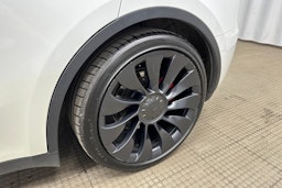 valkoinen Tesla Model Y 2022 kuva 11.