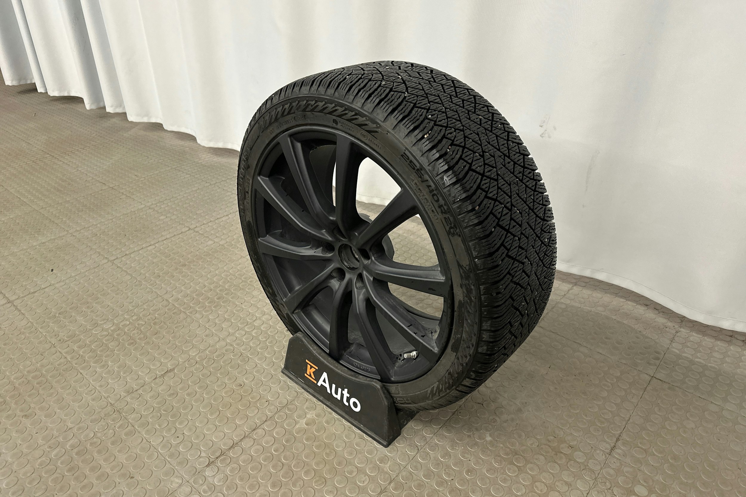 valkoinen Tesla Model Y 2022 kuva 13.