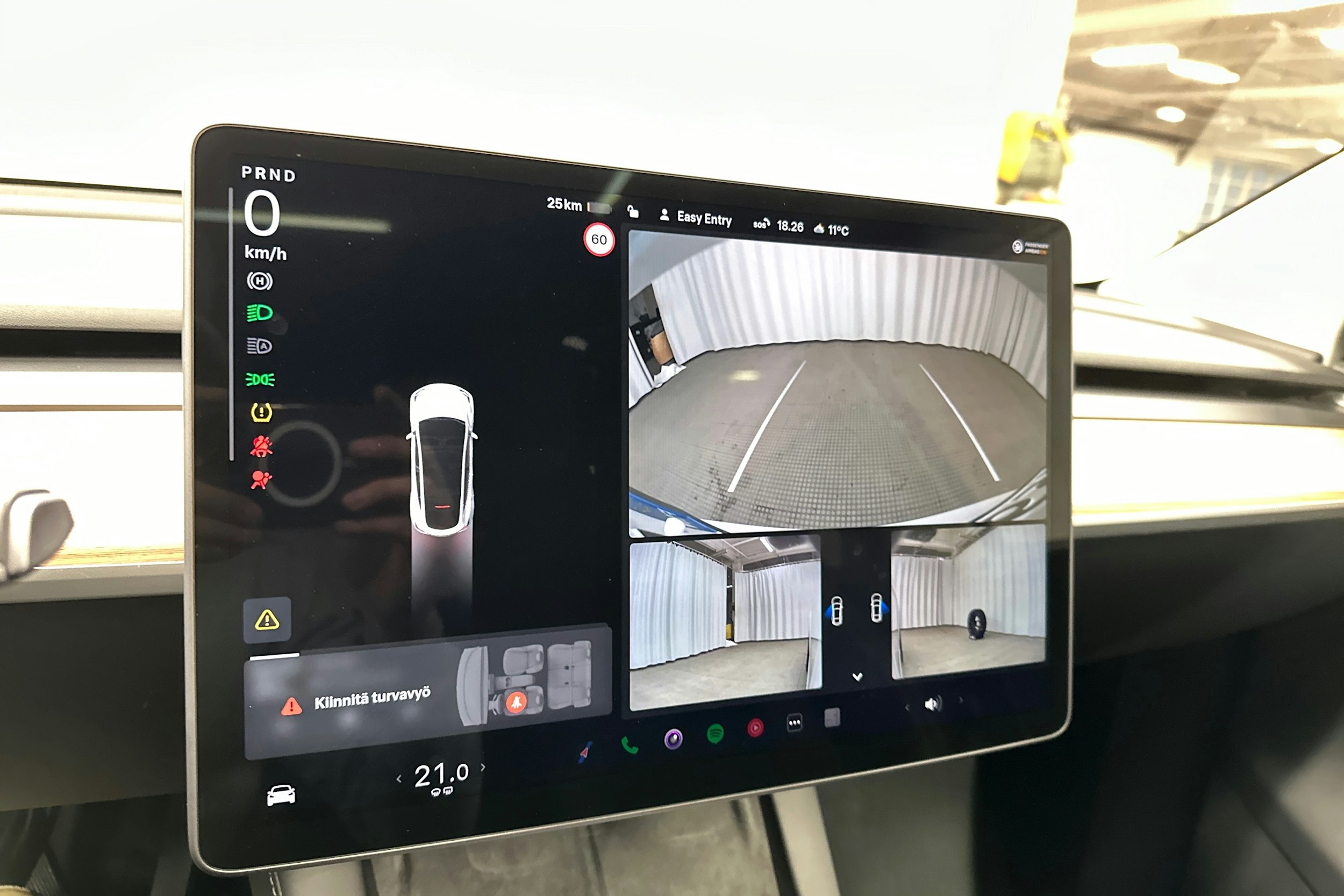 valkoinen Tesla Model Y 2022 kuva 14.
