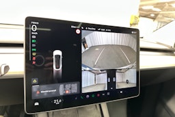 valkoinen Tesla Model Y 2022 kuva 14.