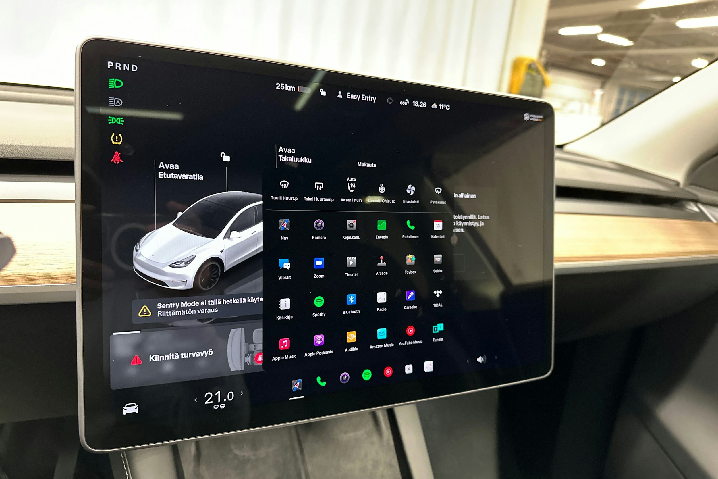 valkoinen Tesla Model Y 2022 kuva 15.