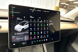 valkoinen Tesla Model Y 2022 kuva 15.