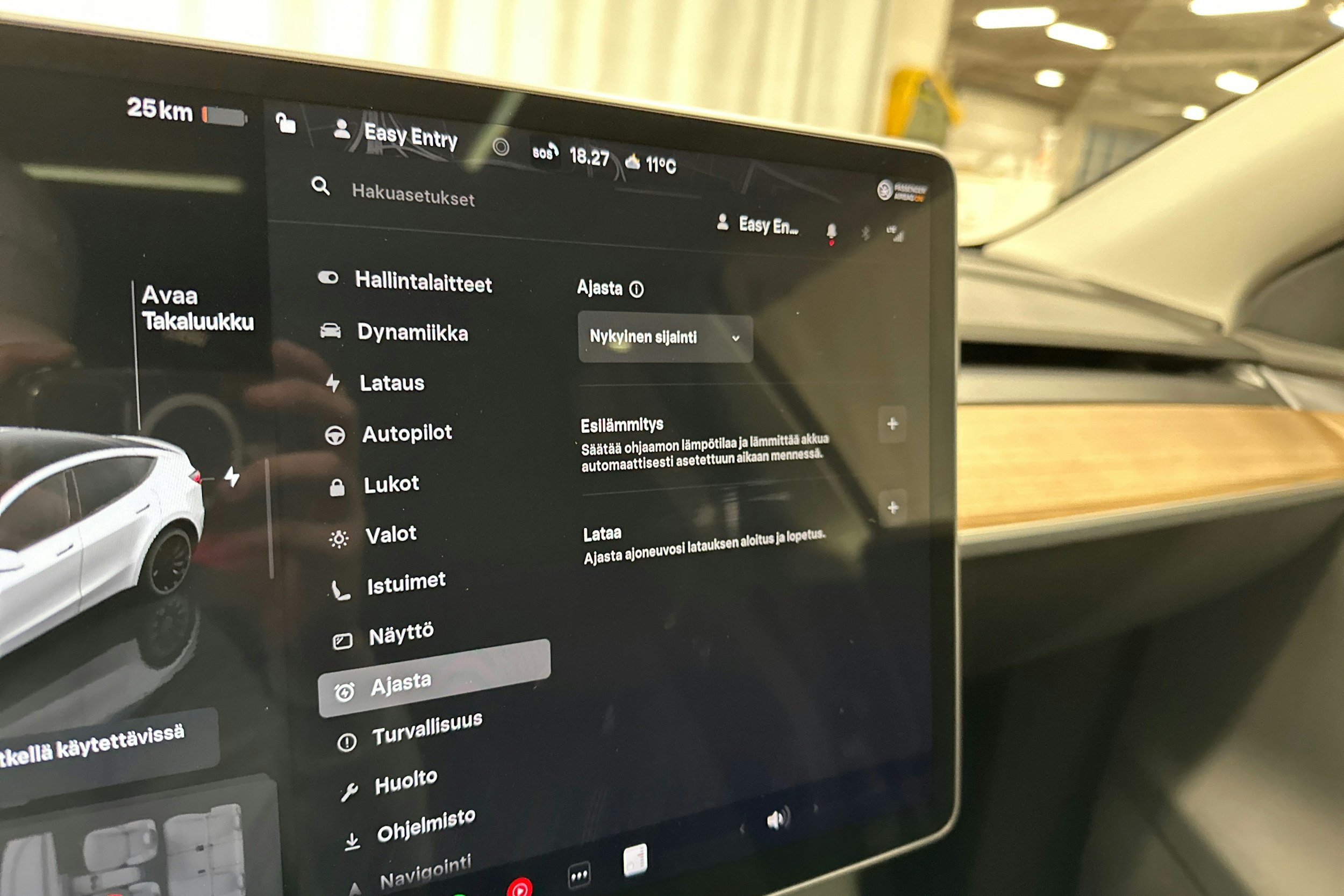 valkoinen Tesla Model Y 2022 kuva 16.