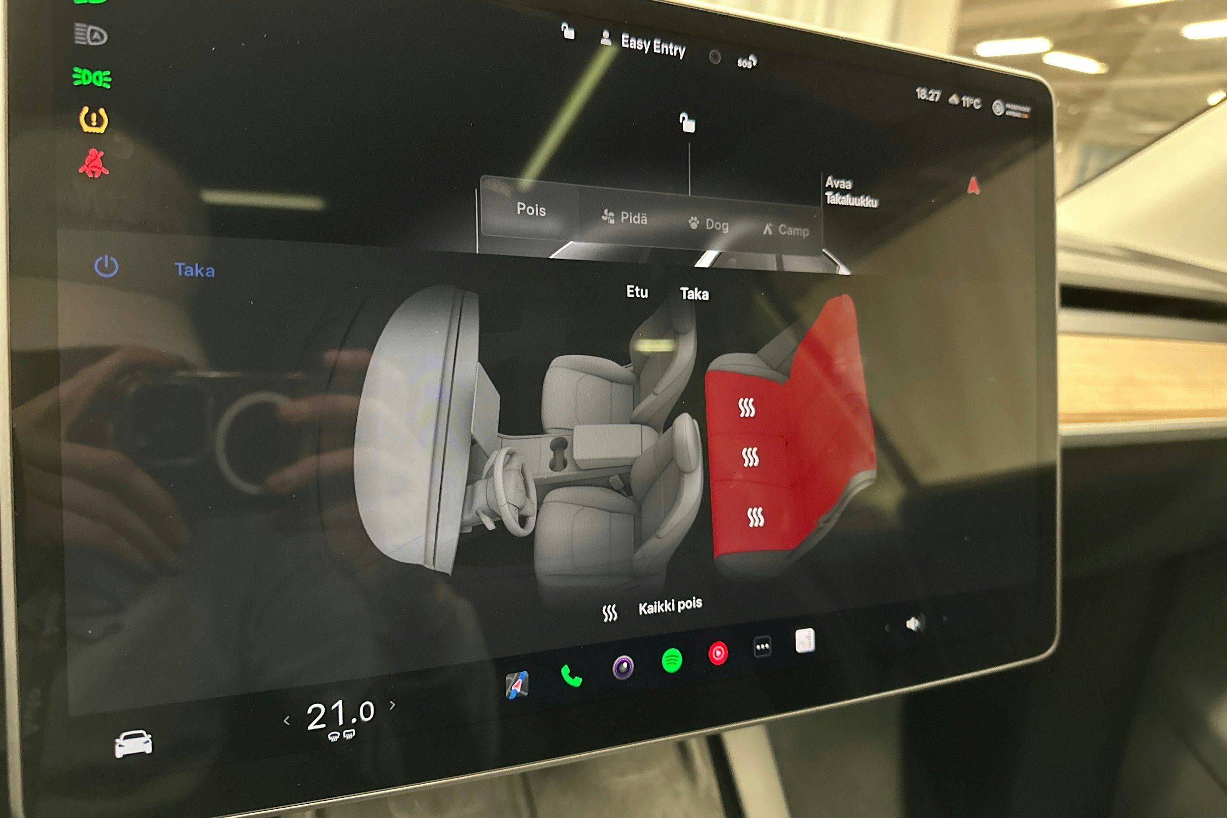 valkoinen Tesla Model Y 2022 kuva 17.