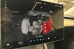 valkoinen Tesla Model Y 2022 kuva 17.