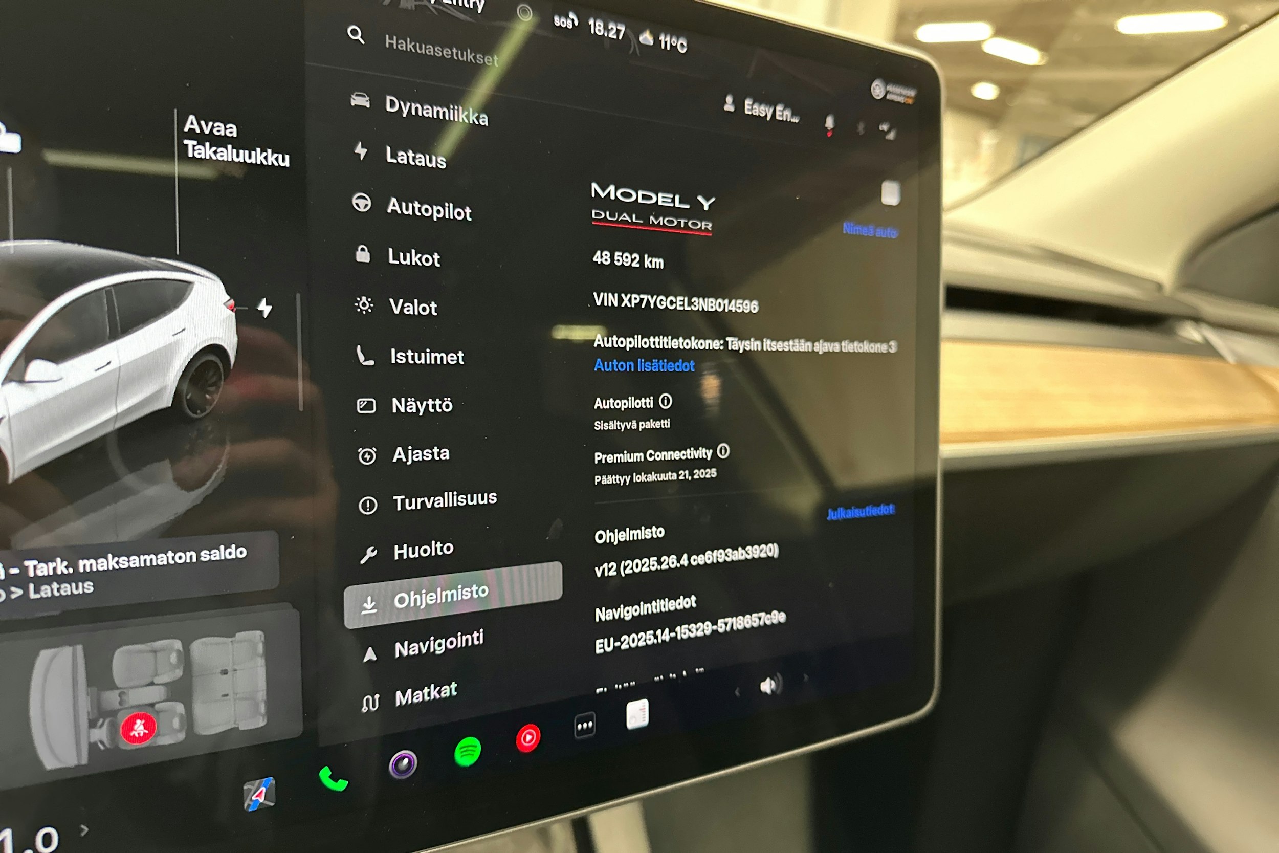 valkoinen Tesla Model Y 2022 kuva 18.