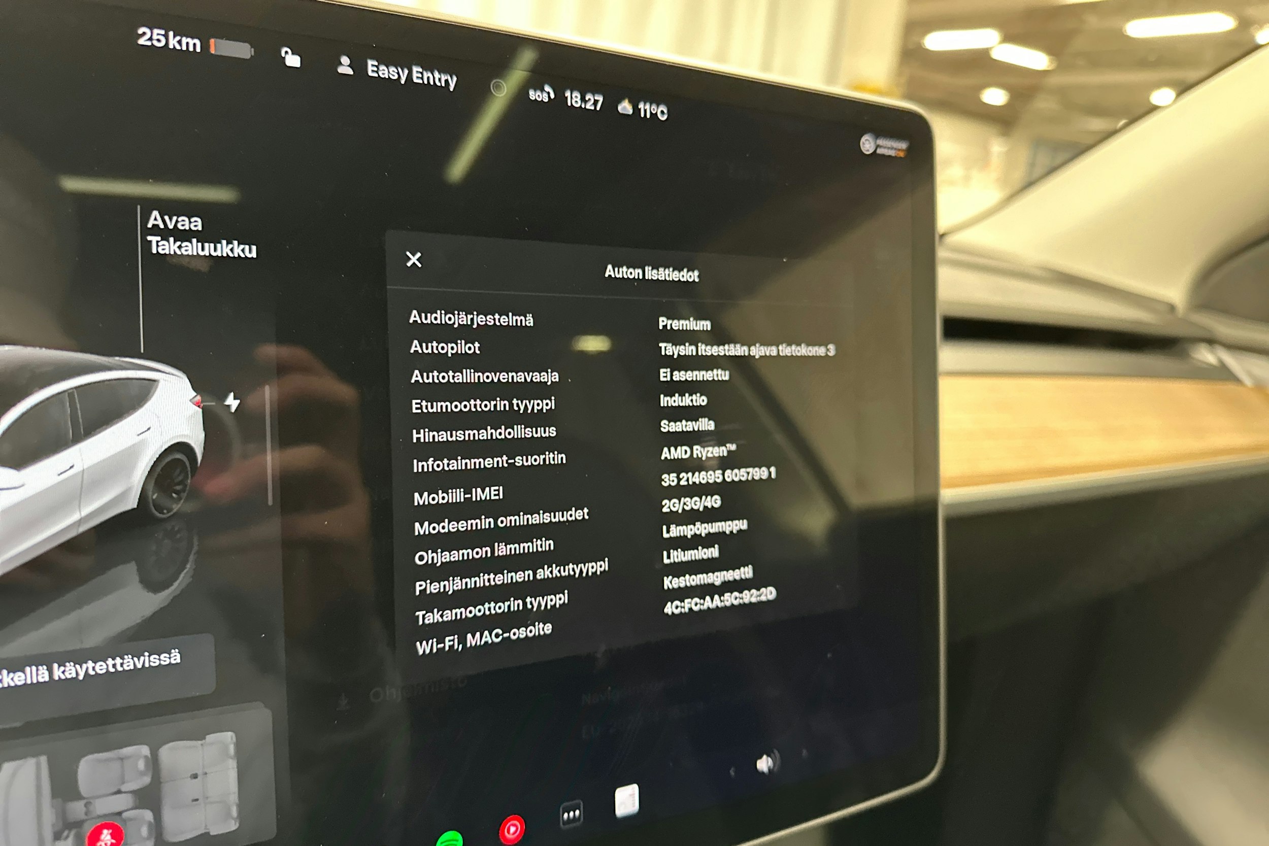 valkoinen Tesla Model Y 2022 kuva 19.