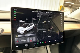 valkoinen Tesla Model Y 2022 kuva 20.