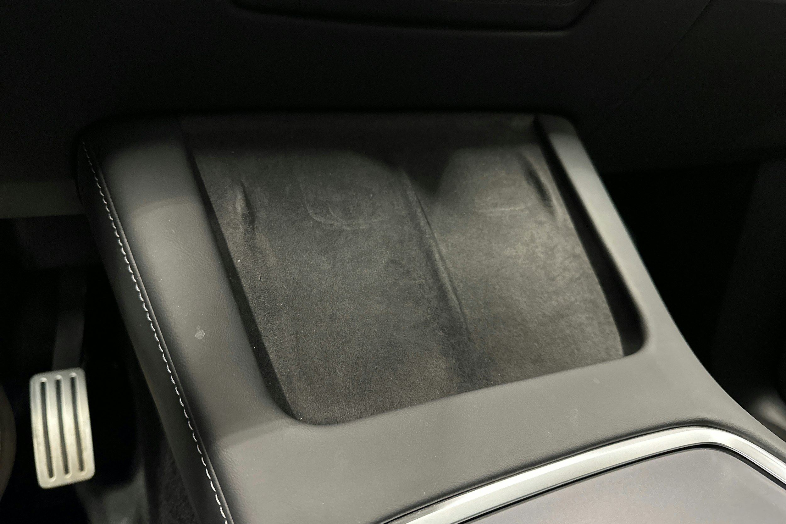 valkoinen Tesla Model Y 2022 kuva 21.