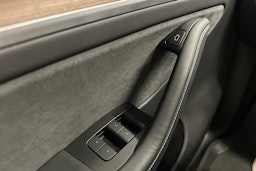 valkoinen Tesla Model Y 2022 kuva 22.