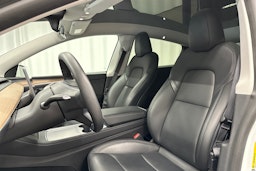 valkoinen Tesla Model Y 2022 kuva 23.