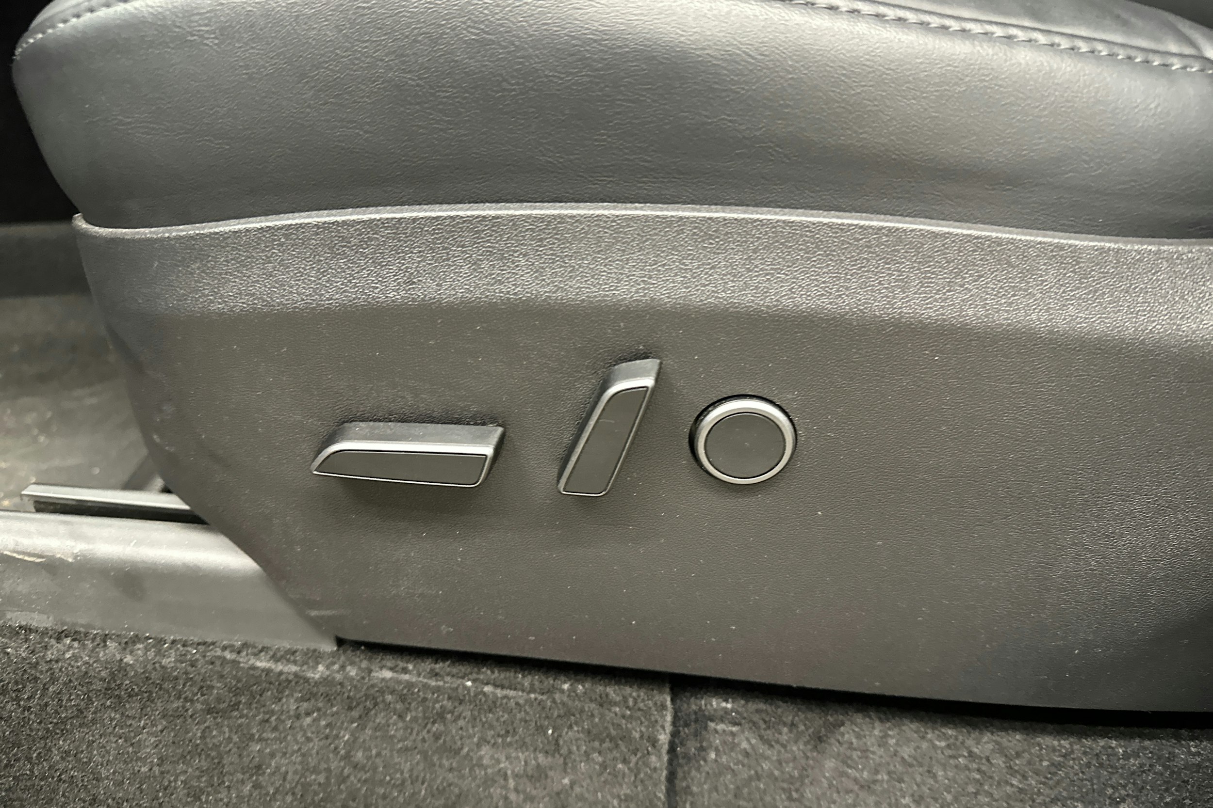 valkoinen Tesla Model Y 2022 kuva 24.