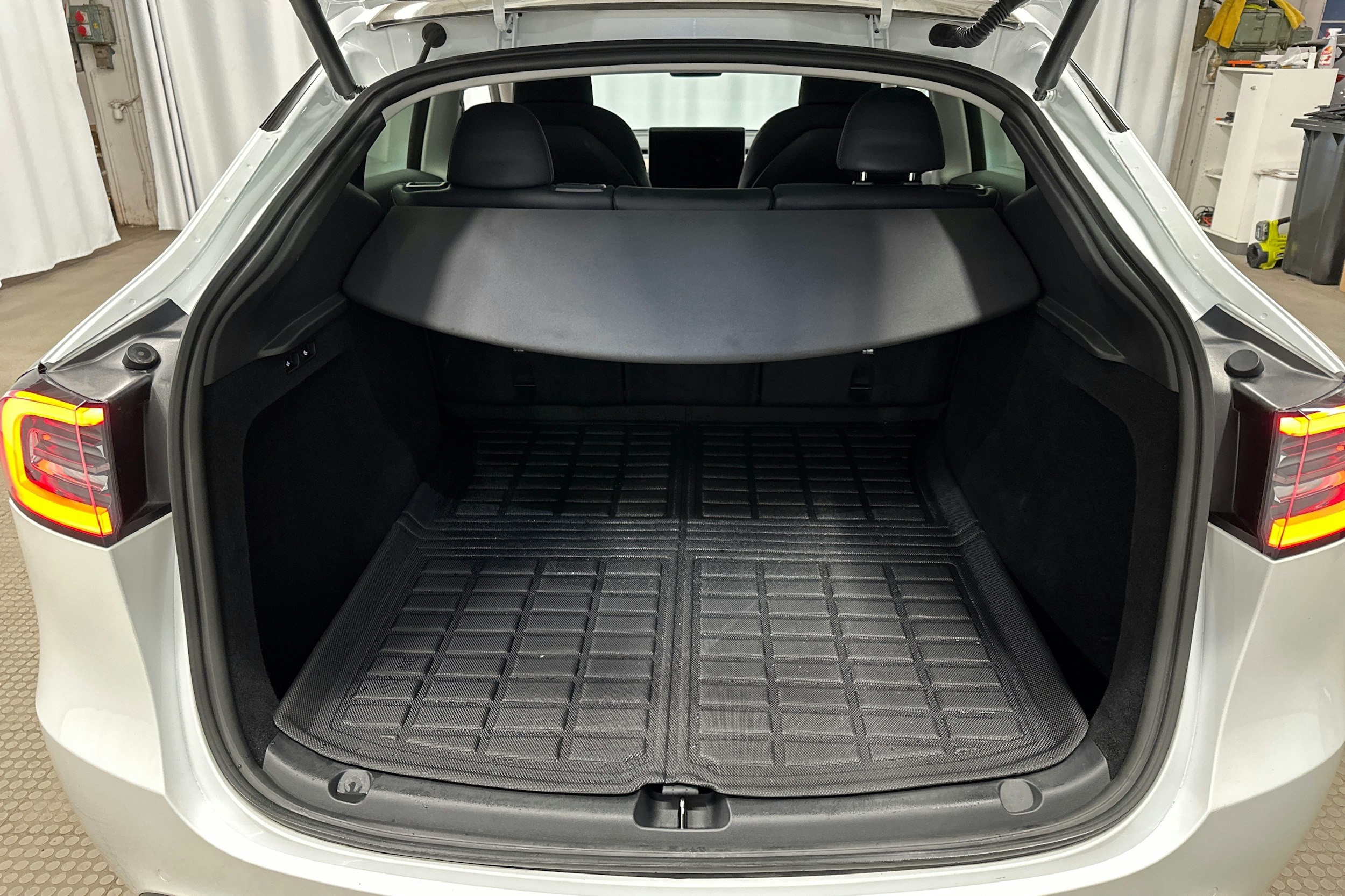 valkoinen Tesla Model Y 2022 kuva 25.