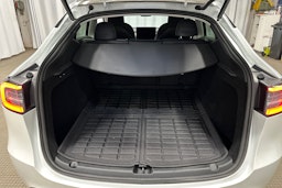 valkoinen Tesla Model Y 2022 kuva 25.