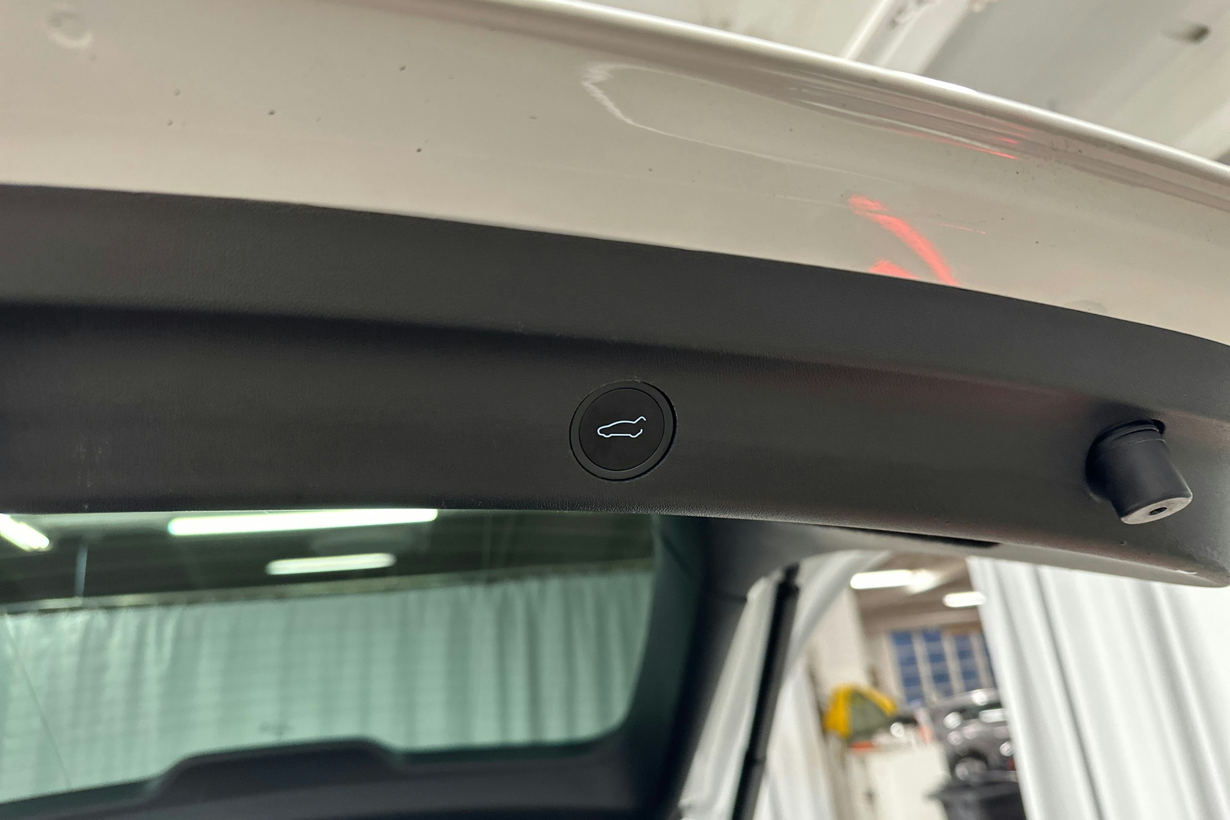valkoinen Tesla Model Y 2022 kuva 26.
