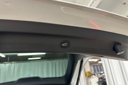 valkoinen Tesla Model Y 2022 kuva 26.