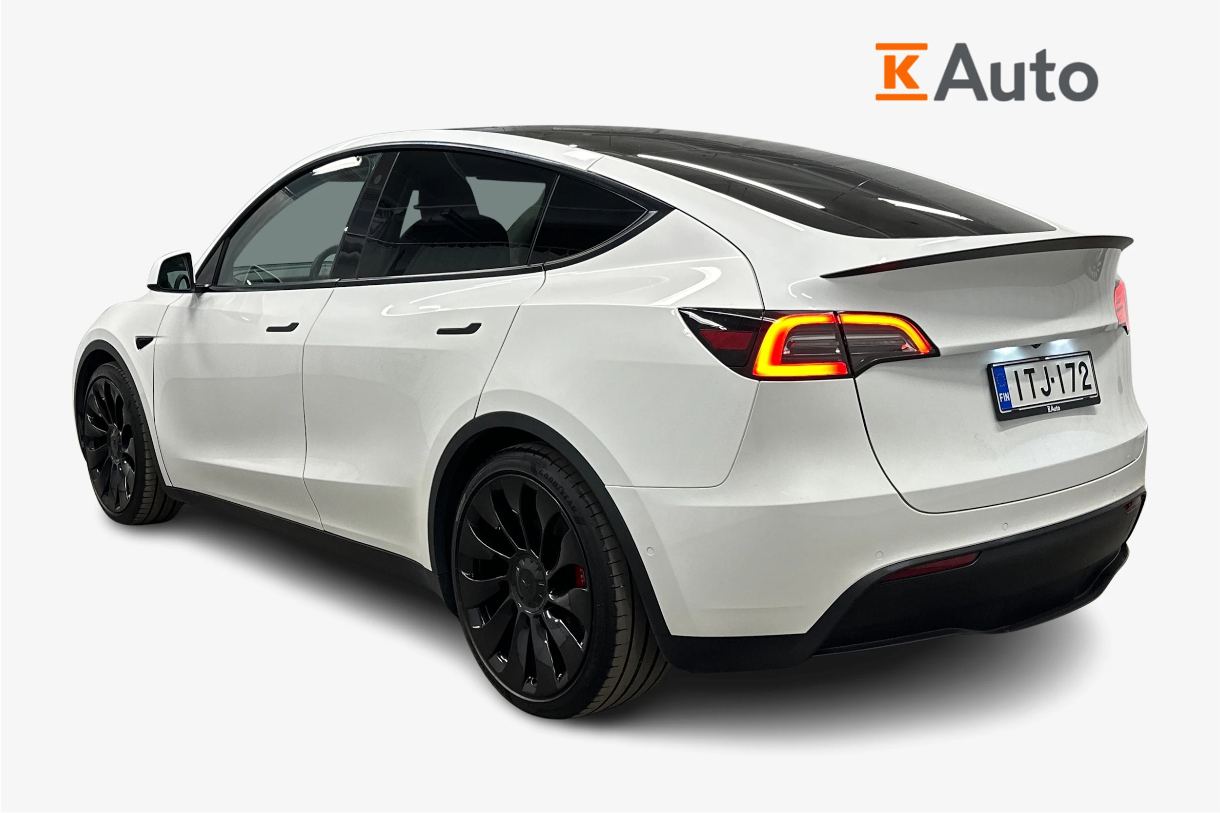 valkoinen Tesla Model Y 2022 kuva 2.