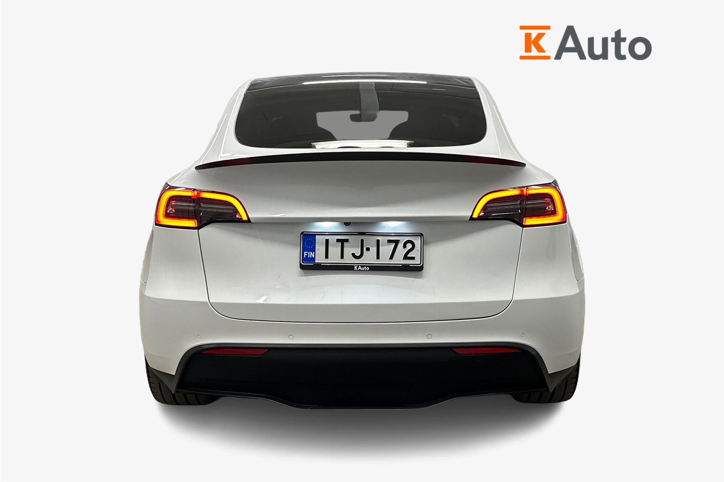 valkoinen Tesla Model Y 2022 kuva 3.